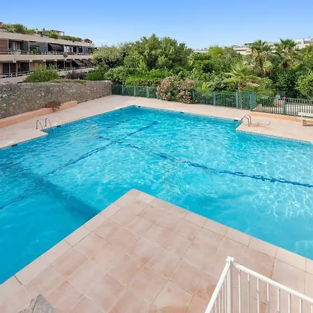 شقة 5 Minutes From The Port - Large & Beautiful - Pool & Parking *